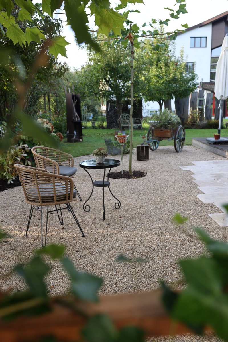 Gartenbau-Sitzplatz-mit-verspieltem-Plattenweg-scaled