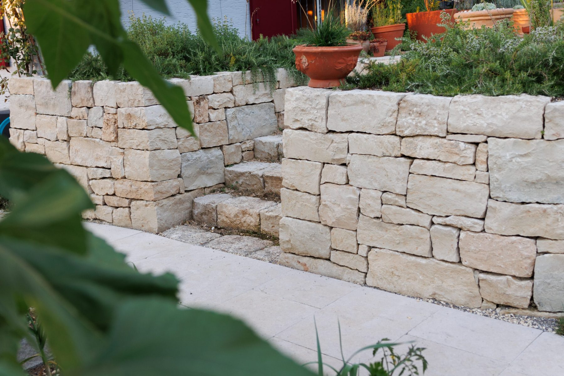 Gartenbau-Trockenmauer-mit-Treppenaufgang-scaled
